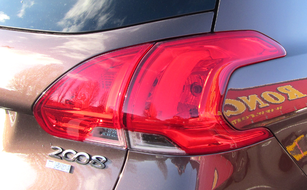 Peugeot 2008: Großformatige Leuchteinheit hinten mit Modellschriftzug. 