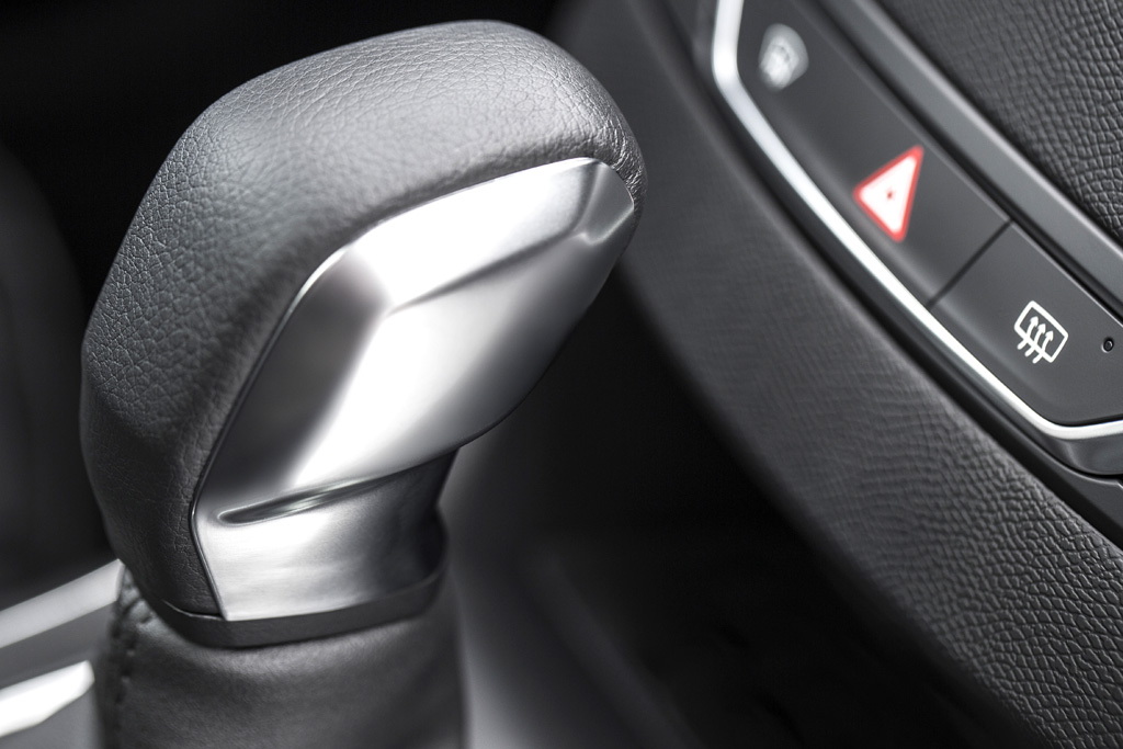 Peugeot 308 SW: Im Cockpit, Blick auf den Getriebewählhebel, geht es wertiger zu. 