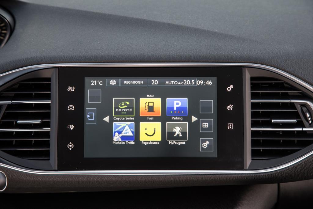 Peugeot hat wie schon Citroen beim Schwestermodell C4 einen 9,7-Zoll-großen Touchscreen anstelle vieler Bedienknöpfe in die Mittelkonsole integriert