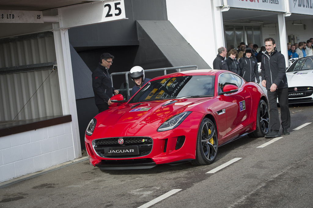 Prinz Harry fährt F-Type Coupé für guten Zweck