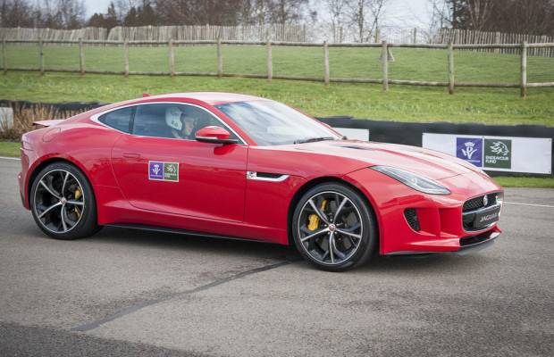 Prinz Harry fährt F-Type Coupé für guten Zweck