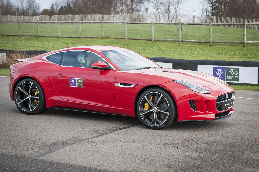 Prinz Harry fährt F-Type Coupé für guten Zweck