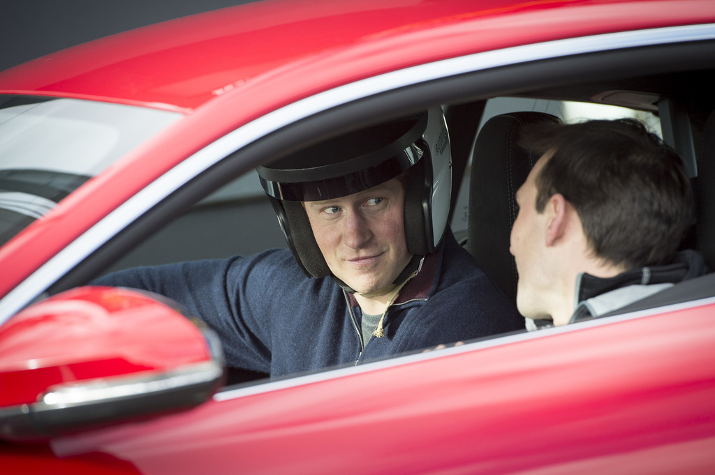 Prinz Harry fährt F-Type Coupé für guten Zweck