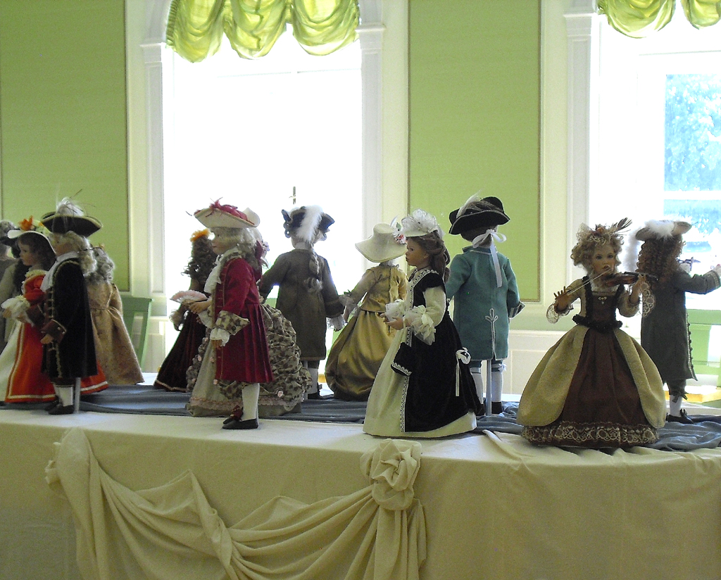 Puppenausstellung im Karolyi-Schloss in Fehérvarcsurgó.