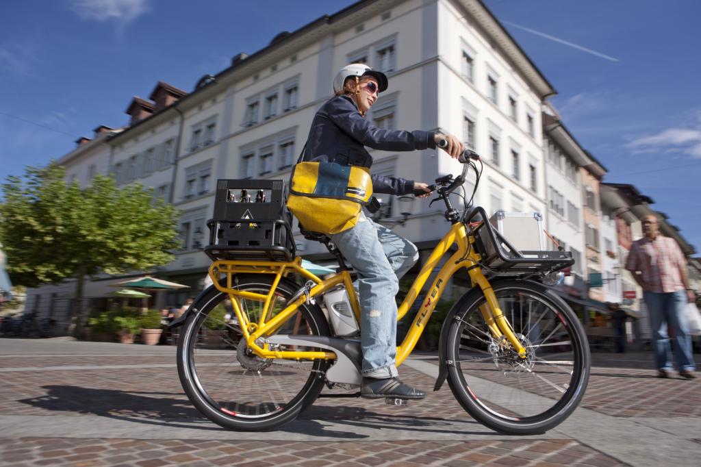 Raus aus der Senioren-Ecke - Selbst der Pizzadienst kommt mit dem E-Bike