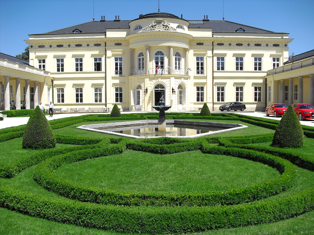 Schloss Karoly in Fehérvarcsurgó. 