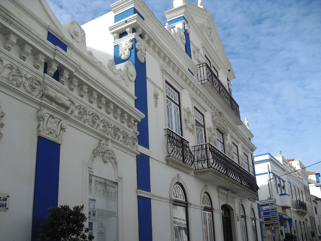 Schmucke Hausfassade im alten Ortskern von Ericeira. 