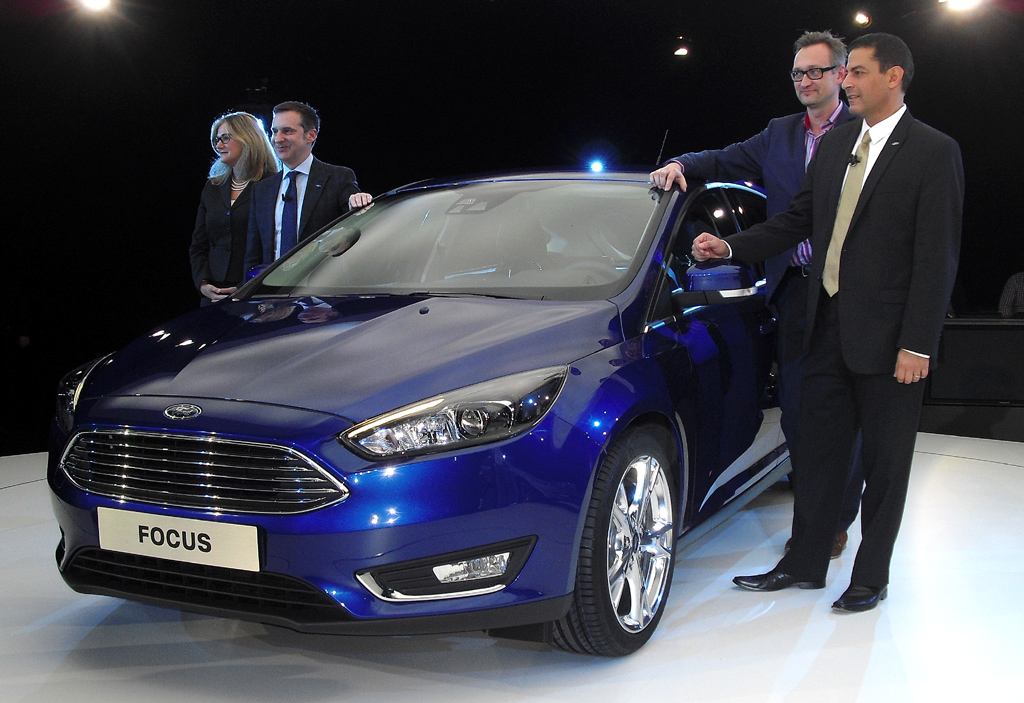 Schon enthüllt: (von links) Ford-Europa-Chef-Produktentwicklerin Barb Samardzich zusammen mit ihren Kollegen Joe Bakaj, Stefan Lamm und Sherif Marakby am neuen Fließheck-Focus. 