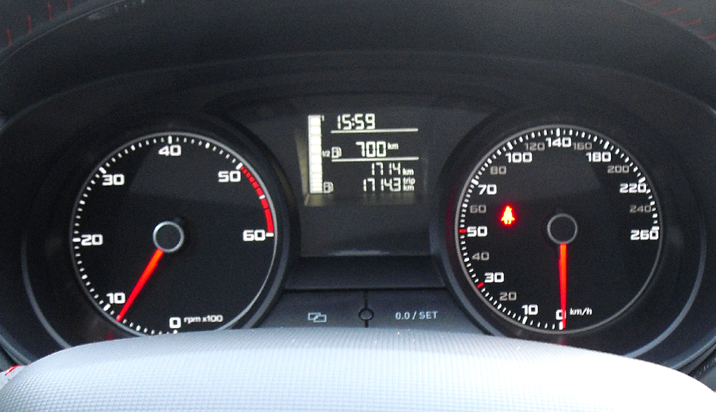 Seat Ibiza SC: Blick durch den Lenkradkranz auf die Rundinstrumentierung. 