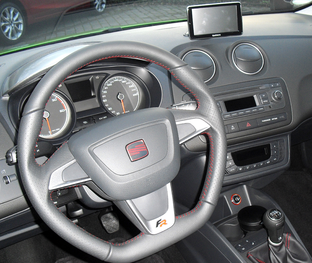 Seat Ibiza SC: Blick ins recht übersichtlich gestaltete Cockpit. 