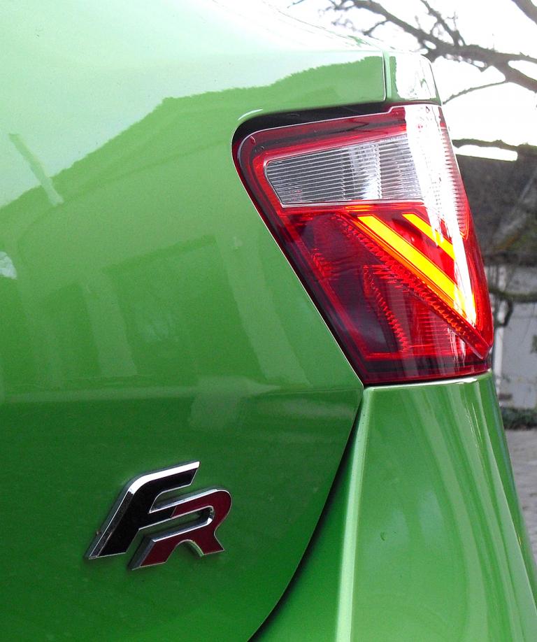 Seat Ibiza SC: F(ormular)R(acing)-Modellkürzel am Heck. 