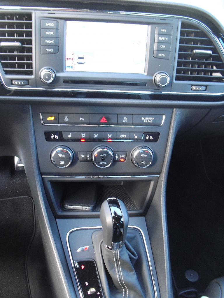 Seat León Cupra: Blick auf den mittleren Armaturenträger. 