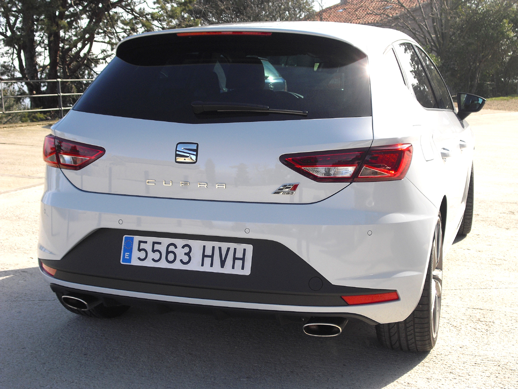Seat León Cupra: Blick auf die Heckpartie mit der Doppel-Abgasanlage. 