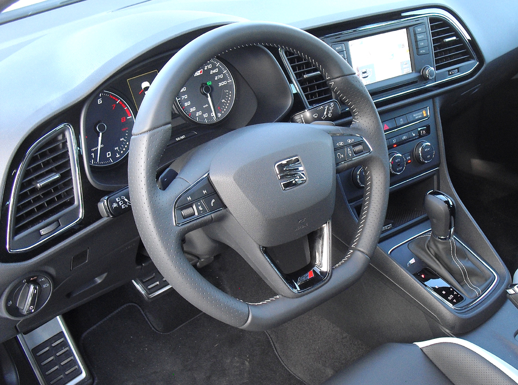 Seat León Cupra: Blick ins sportlich-funktionell gestaltete Cockpit. 