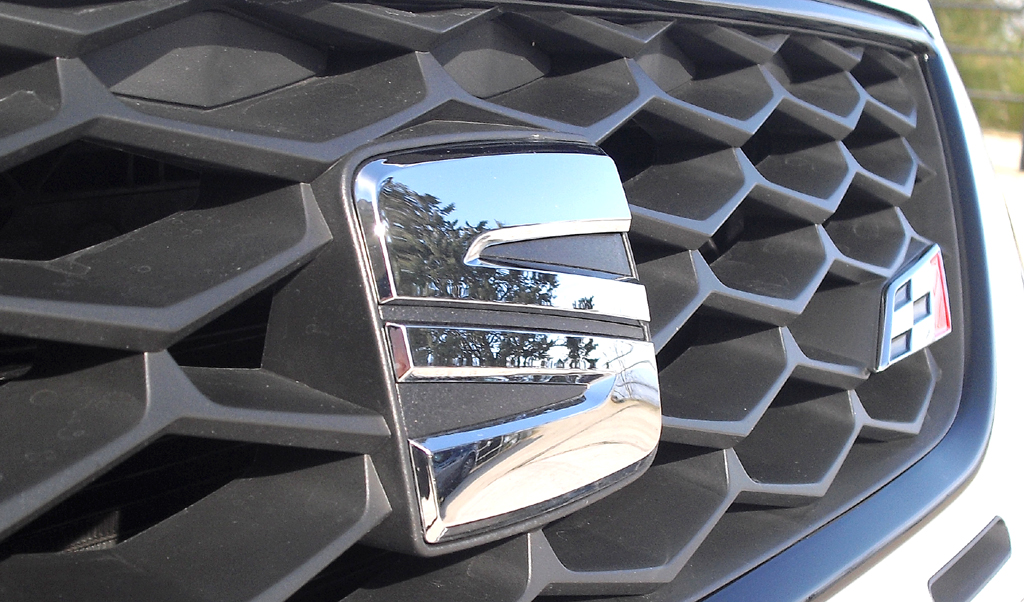 Seat León Cupra: Das Markenlogo sitzt vorn mittig im wabenförmigen Kühlergrill. 