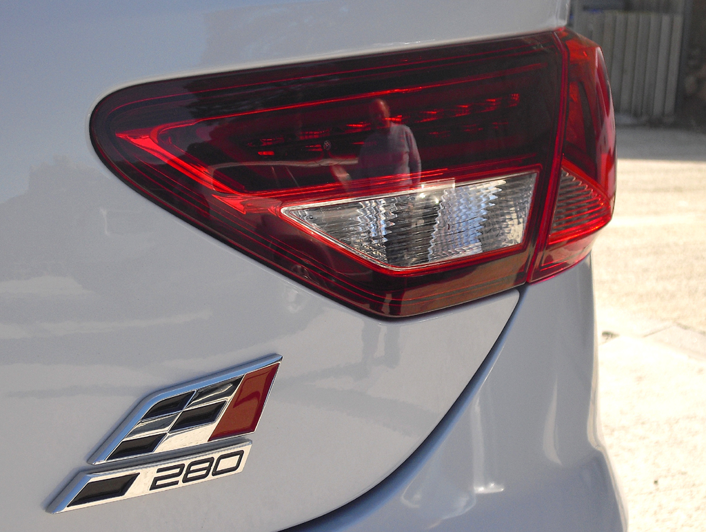 Seat León Cupra: Moderne LED-Leuchteinheit hinten mit Cupra-Modelllogo. 