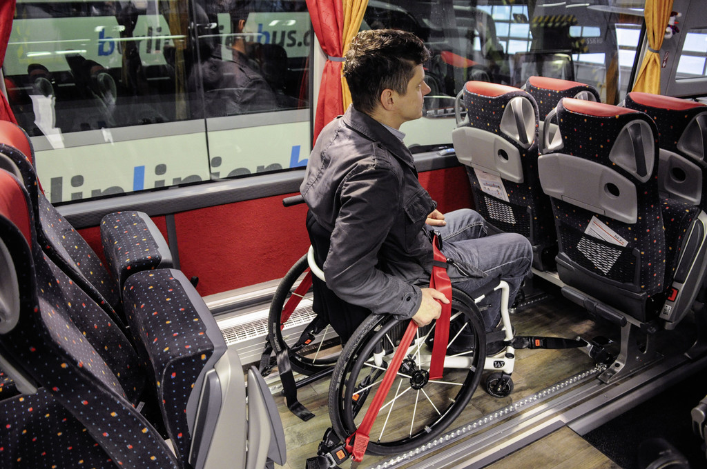 Setra Reisebusse mit zwei Rollstuhlplätzen