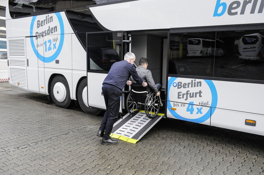 Setra Reisebusse mit zwei Rollstuhlplätzen
