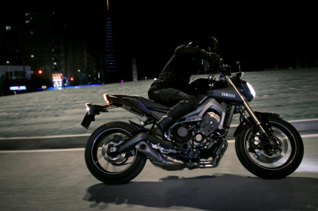 So lancierte man Mitte 2013 die MT-09, ein unverkleidetes Funbike mit eindrucksvollen Daten und einem für die Marke ungewöhnlichen Motor, der von drei Zylindern befeuert wird.