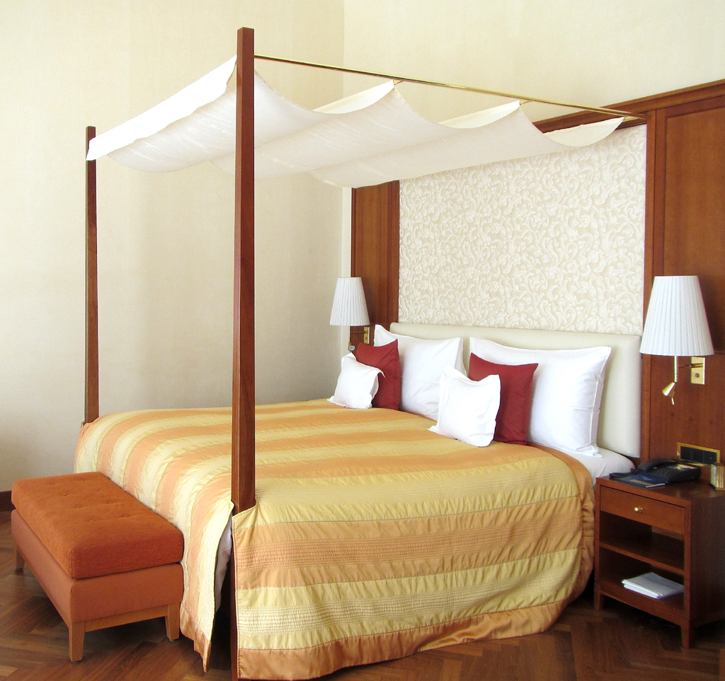 Sogar mit Himmelbett: Blick in ein Zimmer des Grand Hotels Hof Ragaz. 