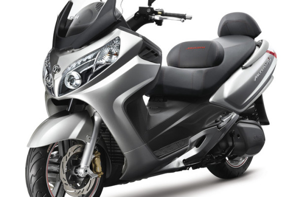 Sym packt beim Maxsym 200 Kubik drauf