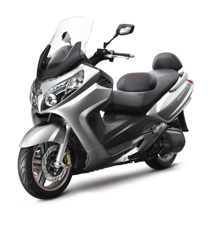 Sym packt beim Maxsym 200 Kubik drauf