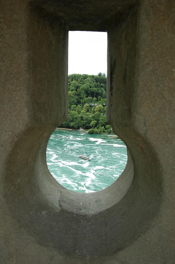 Ungewöhnliche Perspektive auf die Wasser des Rheins.