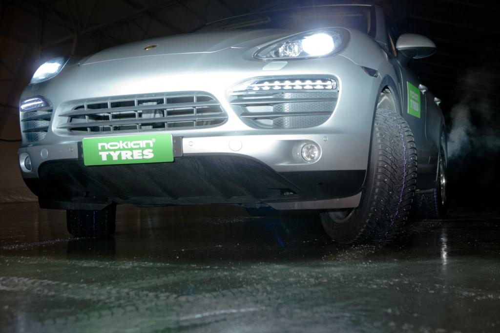 Wenn die Bedingungen sich ändern, lässt der Fahrer per Knopfdruck die Metallstifte aus den Winterreifen fahren.
