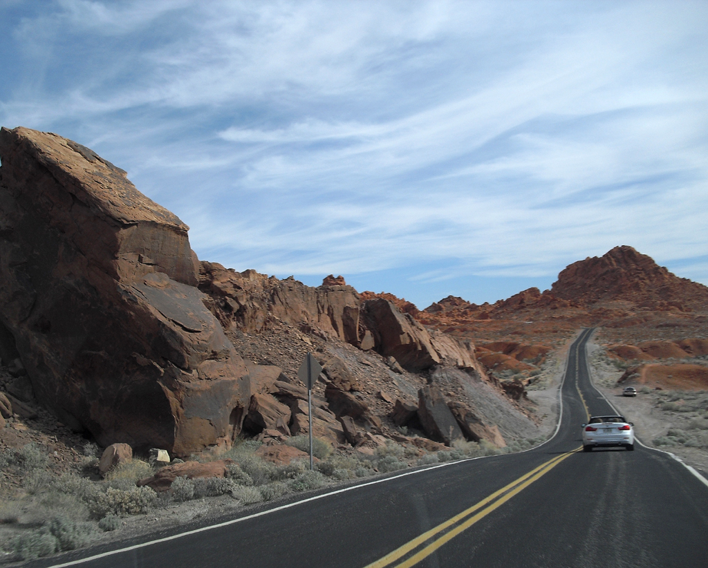 Wer mit dem Autos durch das Valley of Fire fährt, sollte das Tempolimit einhalten.