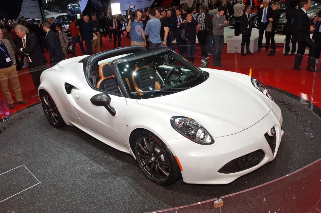 Alfa Romeo präsentiert die Spider-Version des 4C, die bei flüchtiger Betrachtung als Serienmodell durchgeht