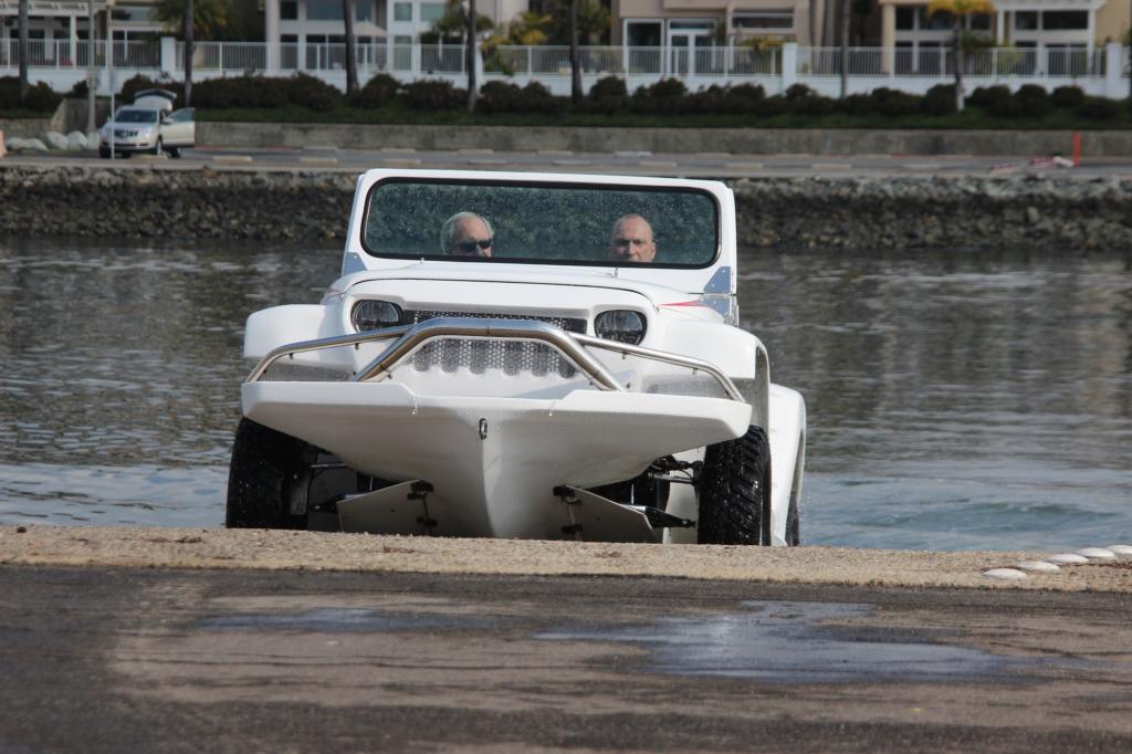 Anders als das in Deutschland entwickelte Amphicar, das vor bald 15 Jahren den Anstoß zu diesem Projekt gab, ist das Watercar eben nicht nur ein Schwimmwagen mit abgedichteter Karosserie und einer Schiffsschraube am Heck.