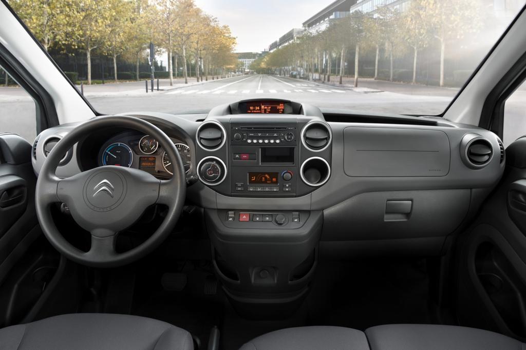 Angetrieben wird der Franzose von dem aus dem Kleinstwagen Citroen C-Zero bekannten E-Motor mit 49 kW/67 PS Leistung und einem maximalen Drehmoment von 200 Nm