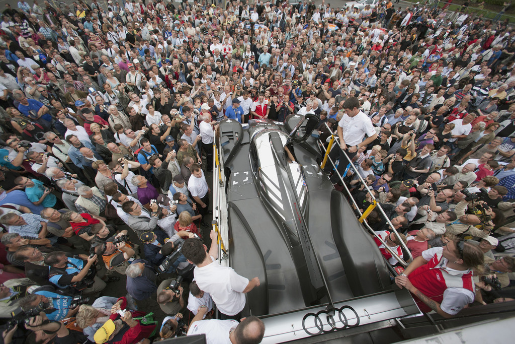 Audi präsentiert R18 im Stadtverkehr von Le Mans