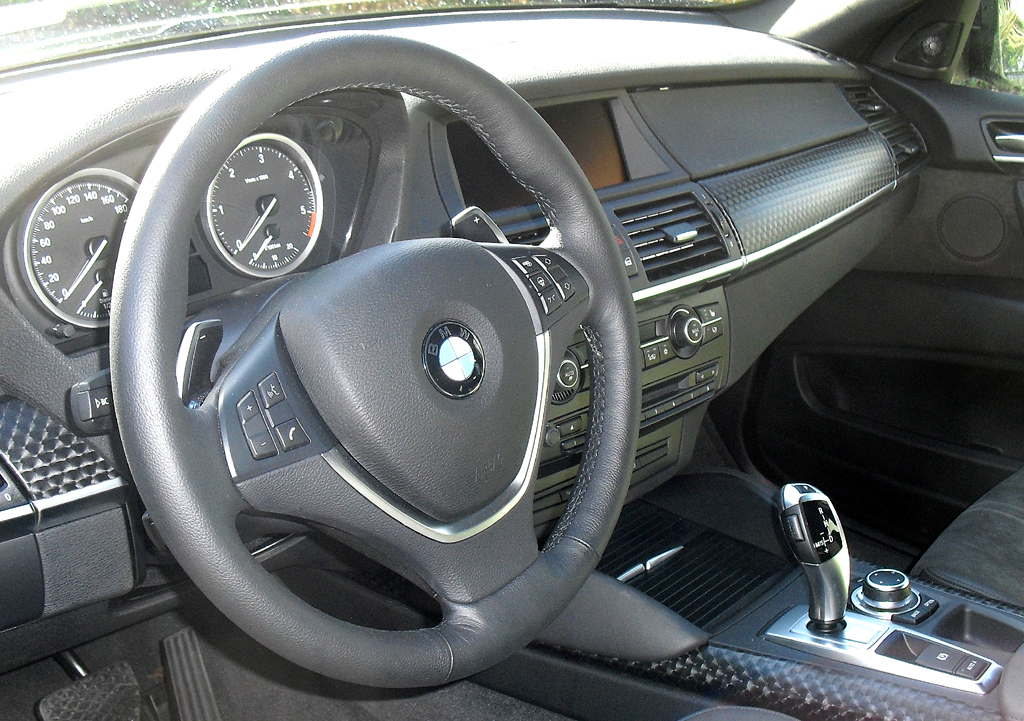 BMW X6: Blick ins sportlich-funktionelle Cockpit.