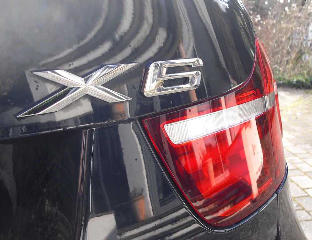 BMW X6: Moderne Leuchteinheit hinten mit Modellschriftzug.