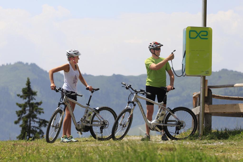Bei einer Tasse Kaffee wird das E-Bike geladen