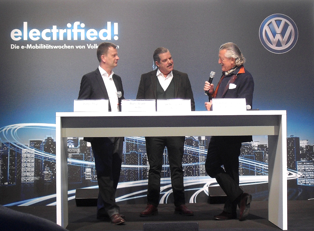 Beim Warm-Up auf der Bühne: (von links) VW-Sprecher Peter Thul und die deutschen 