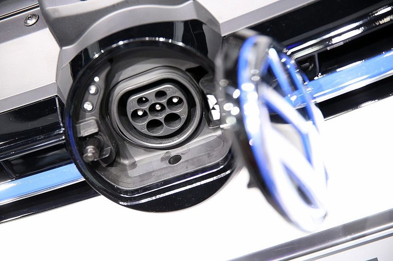 Blick auf den Anschluss zum Nachladen der Batterie beim VW Golf GTE. 