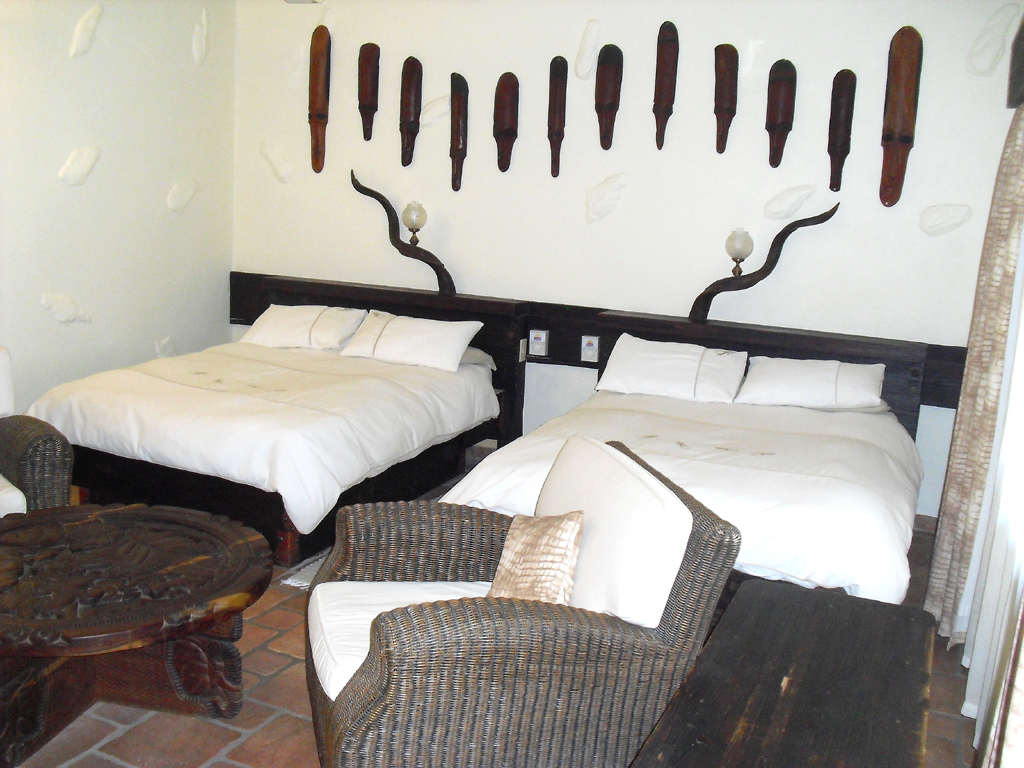 Blick in die in afrikanischem Stil eingerichteten Zimmer. 