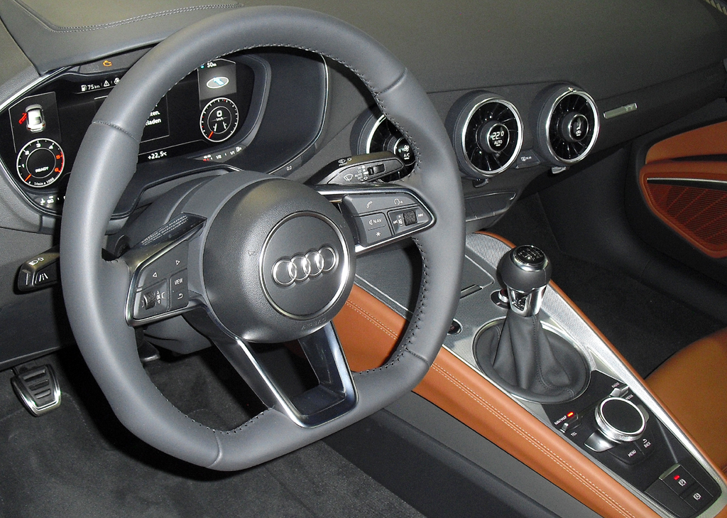 Blick ins nach wie vor sportlich-funktionelle Cockpit. 