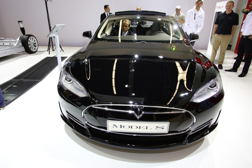 Brief aus New York: Teslas Kampf, der GM-Zirkus geht weiter, und der CLA kommt gut an