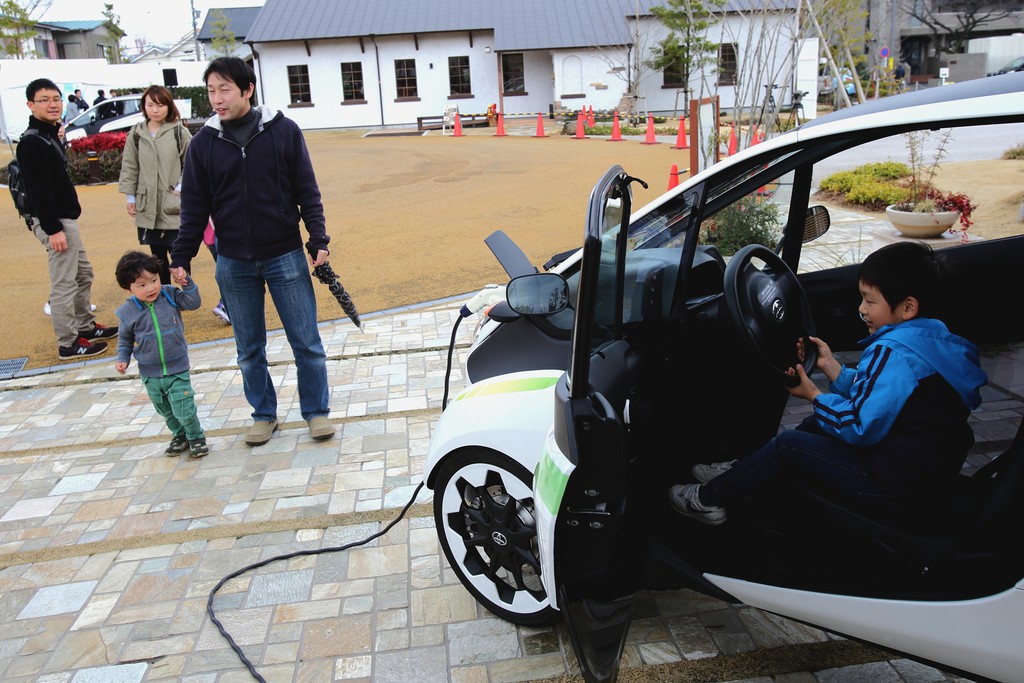 Car-Sharing mit dem Dreirad von Toyota