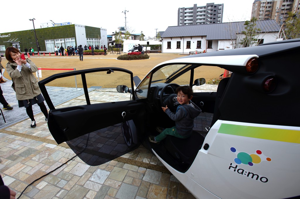 Car-Sharing mit dem Dreirad von Toyota