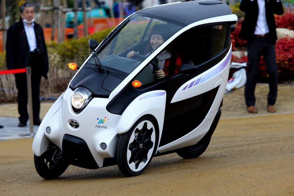 Car-Sharing mit dem Dreirad von Toyota