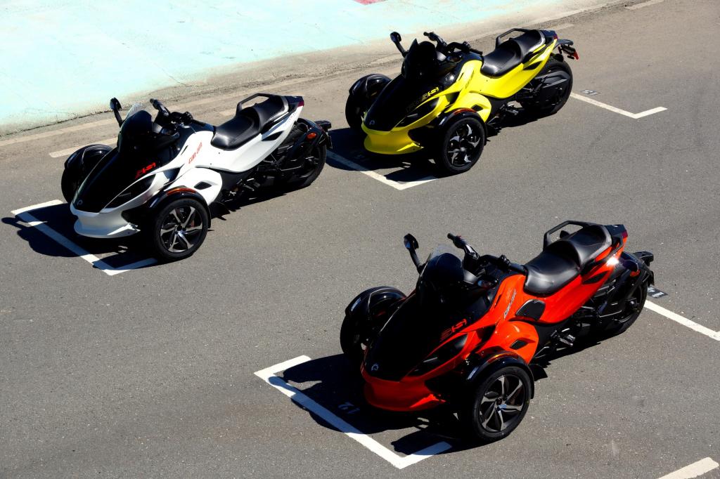 Dem Spyder RS sieht man schon im Stand seine Fahrdynamik an.