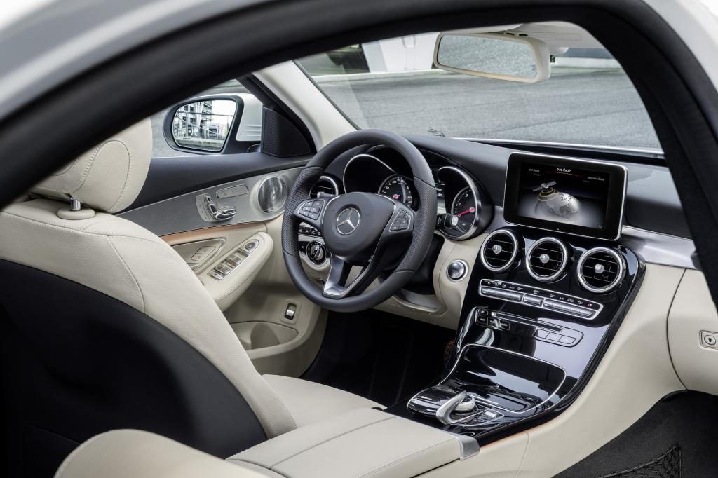 Den zweiten Maßstab setzt Mercedes mit dem Innenraum und dessen Verarbeitung.