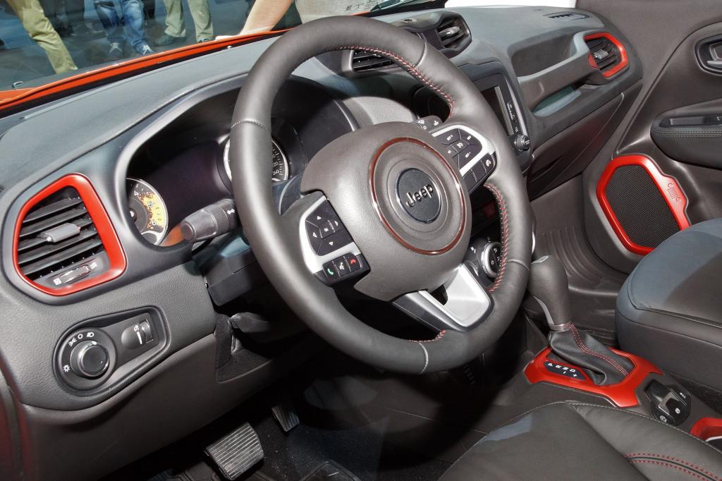 Der Innenraum wirkt aufgeräumt, die guten Platzverhältnisse des Fiat 500L kommen dem kleinen Offroader zugute.