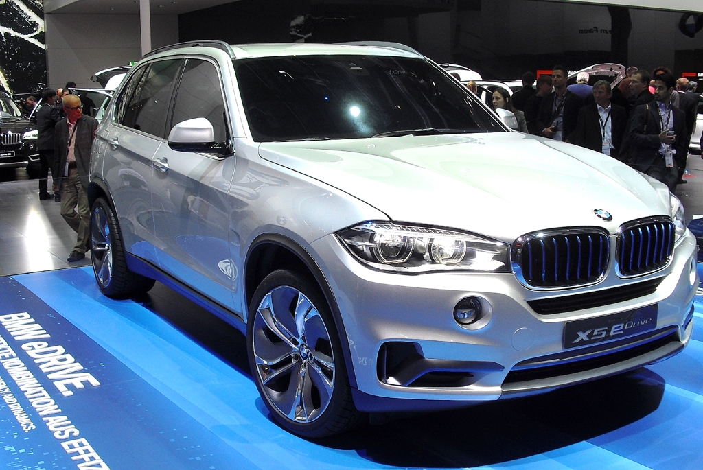 Der künftige BMW X5 eDrive ist mit modernem Vierzylinder unterwegs. 
