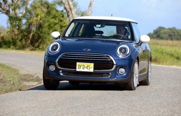 Der kleine Mini bremst BMW
