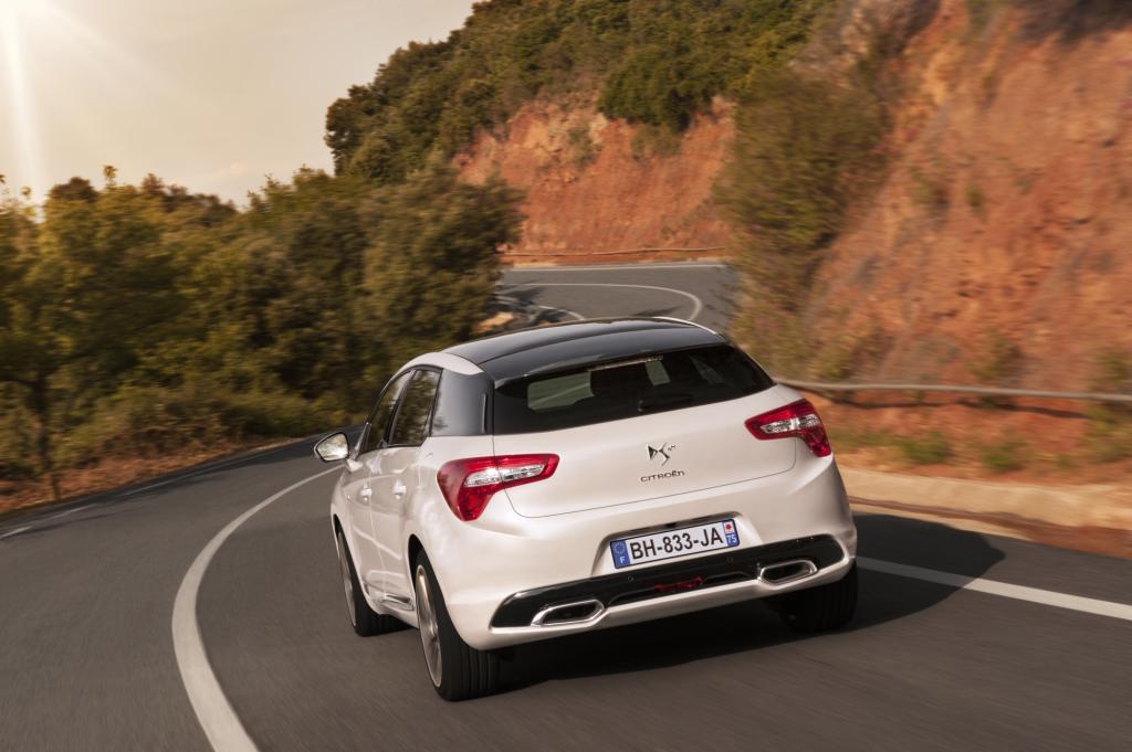 Die Ingenieure haben dem DS5 das gescholtene Rumpeln abgewöhnt, jetzt gleitet er fast so erhaben wie einst die luftgefederte "Göttin"